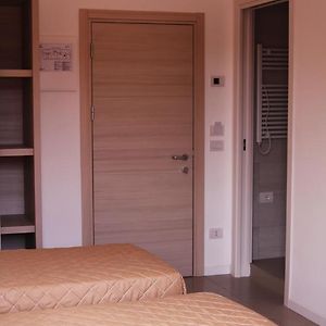 Camera economica con letto king size